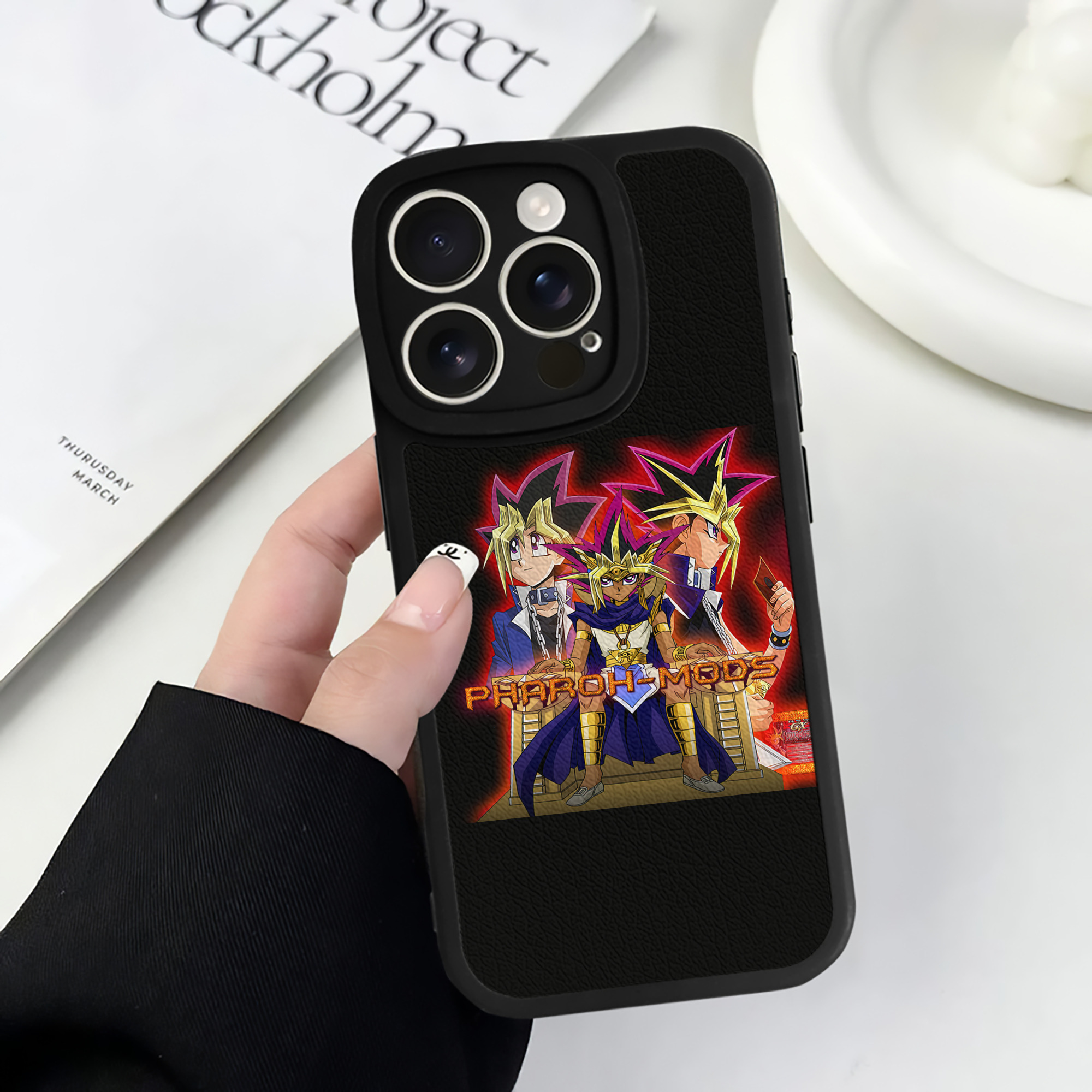 遊☆戯☆王 Yu-Gi-Oh! 【iPhone 16シリーズ対応】シリコンスマホケース（レザー調） 材質：シリコン
